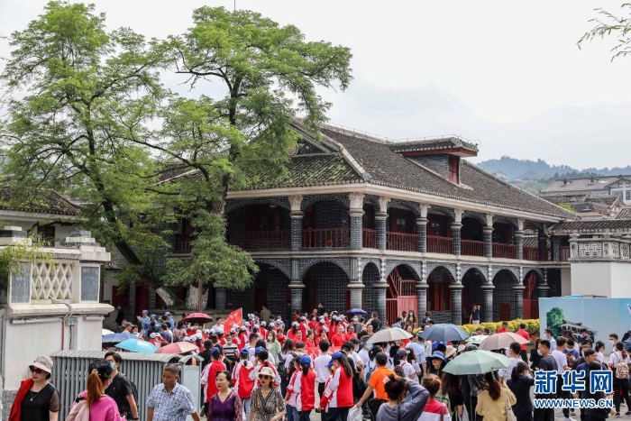 參觀者在遵義會(huì)議會(huì)址前參觀（5月20日攝）?！⌒氯A社記者 歐東衢 攝