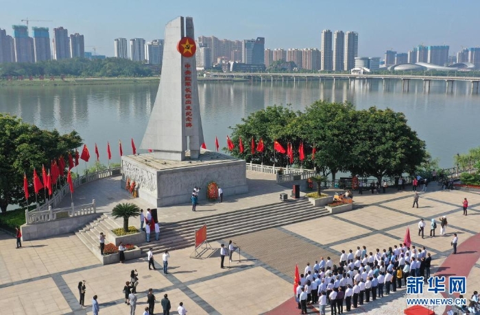人們?cè)诮魇∮诙伎h中央紅軍長(zhǎng)征出發(fā)紀(jì)念碑前參加紀(jì)念活動(dòng)（4月30日攝，無(wú)人機(jī)照片）?！⌒氯A社記者 萬(wàn)象 攝