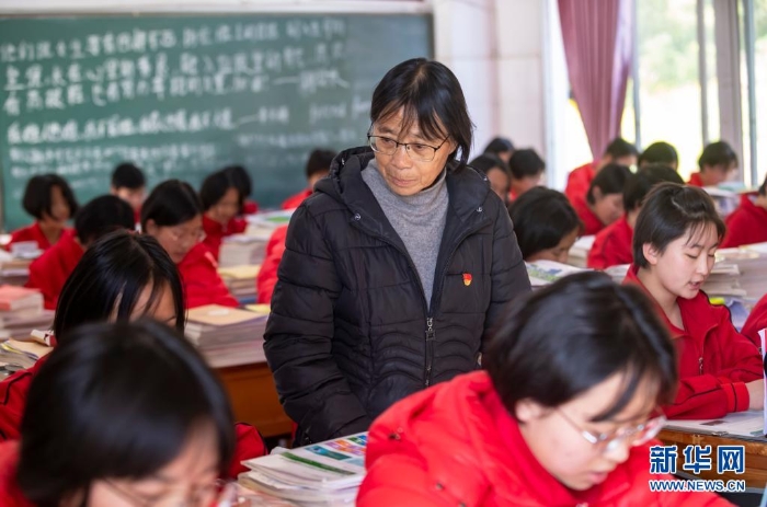 張桂梅（中）在教室里檢查學(xué)生上課情況（2020年12月1日攝）。　新華社記者 陳欣波 攝