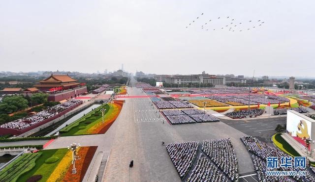 7月1日上午，慶祝中國共產(chǎn)黨成立100周年大會在北京天安門廣場隆重舉行。這是大會開始前的飛行慶祝表演。新華社記者 李賀 攝