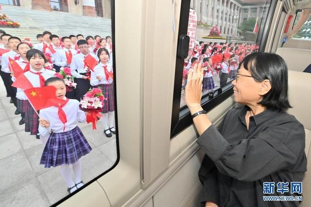 6月29日，慶祝中國共產(chǎn)黨成立100周年“七一勛章”頒授儀式在北京人民大會堂金色大廳隆重舉行。這是“七一勛章”獲得者張桂梅向青少年致意。新華社記者 岳月偉 攝