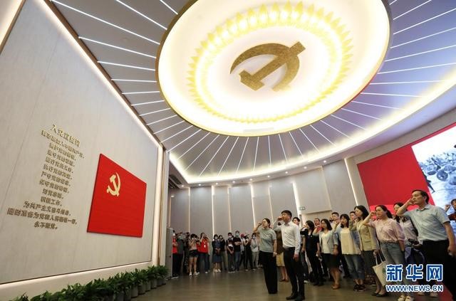 6月3日，黨員在全新開館的上海中共一大紀(jì)念館里重溫入黨誓詞。新華社記者 劉穎 攝