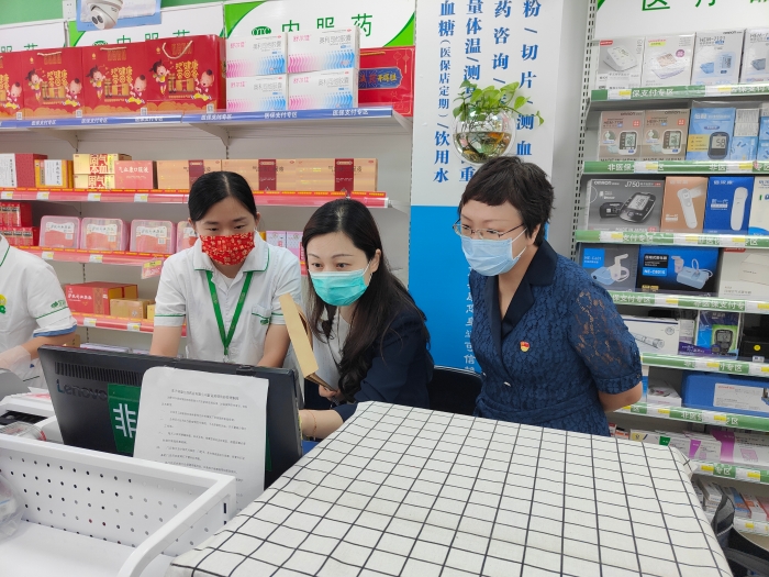 圖為監(jiān)管人員在藥店檢查。（江蘇省藥監(jiān)局供圖）
