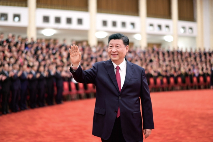 2021年6月29日，慶祝中國共產(chǎn)黨成立100周年“七一勛章”頒授儀式在北京人民大會堂金色大廳隆重舉行。這是習(xí)近平在頒授儀式前會見全國“兩優(yōu)一先”表彰對象時(shí)，向大家揮手致意。　新華社記者 謝環(huán)馳/攝