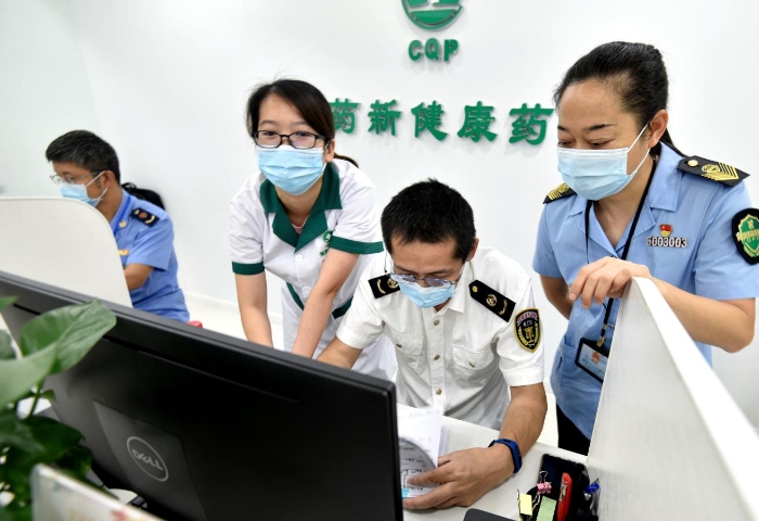 圖為執(zhí)法人員對藥品零售單位銷售藥品后留存的處方和電子檔案進行核查。