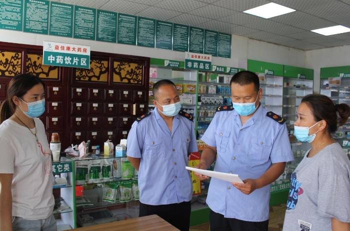 圖為該局執(zhí)法人員在張市鎮(zhèn)一家藥店檢查防疫措施落實(shí)情況。