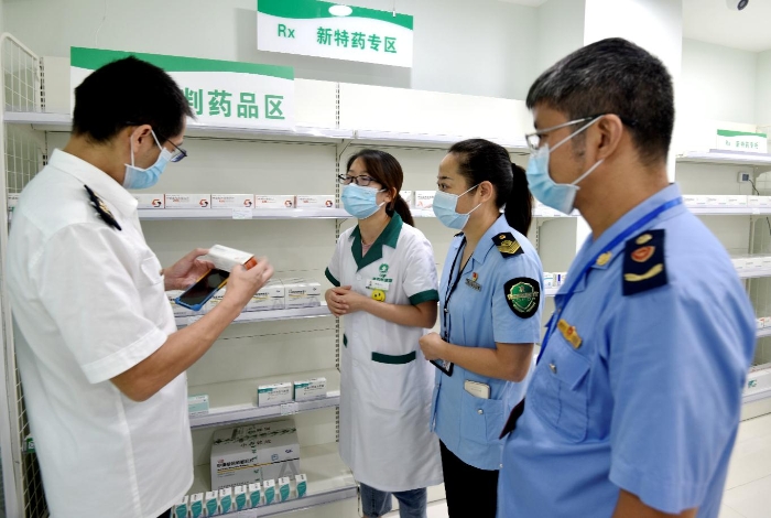 圖為執(zhí)法人員在一家藥店檢查。