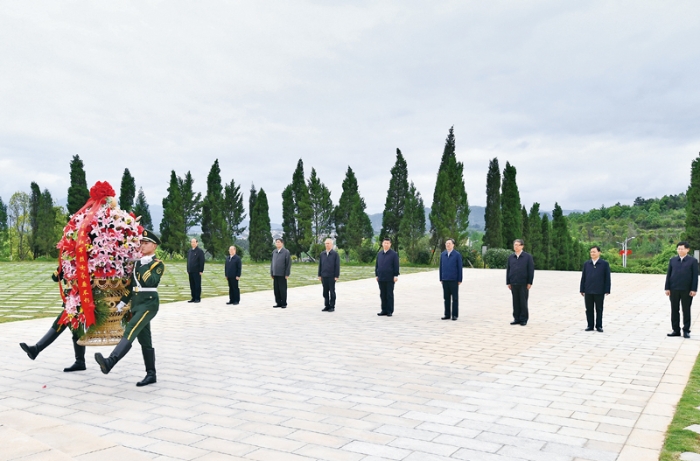 2021年4月25日至27日，中共中央總書記、國家主席、中央軍委主席習(xí)近平在廣西考察。這是25日上午，習(xí)近平在位于桂林市全州縣的紅軍長征湘江戰(zhàn)役紀(jì)念園，向湘江戰(zhàn)役紅軍烈士敬獻(xiàn)花籃。 新華社記者 謝環(huán)馳/攝