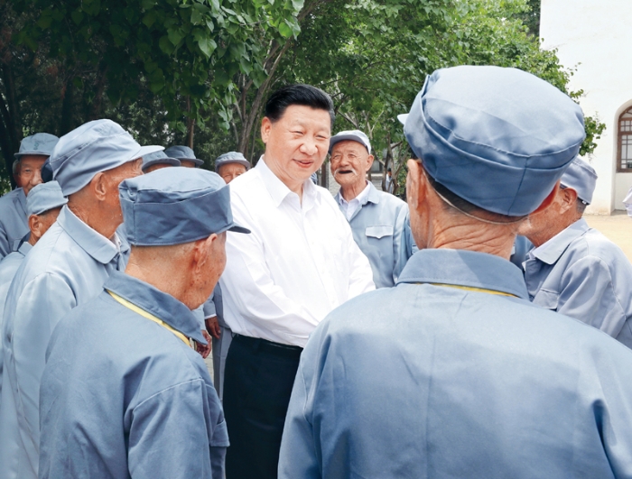 2017年6月21日至23日，中共中央總書記、國家主席、中央軍委主席習(xí)近平在山西考察。這是6月21日上午，習(xí)近平在呂梁市興縣晉綏軍區(qū)司令部舊址同晉綏邊區(qū)老戰(zhàn)士老同志代表親切交談。 新華社記者 龐興雷/攝
