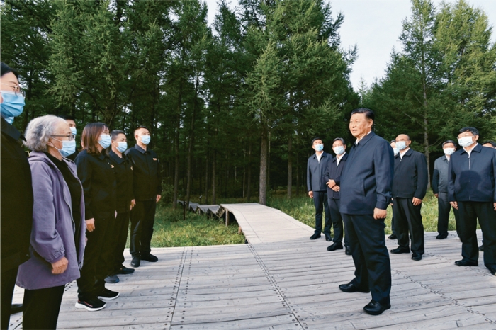2021年8月23日至24日，中共中央總書記、國家主席、中央軍委主席習(xí)近平在河北省承德市考察。這是23日下午，習(xí)近平在塞罕壩機械林場尚海紀(jì)念林考察時，同林場職工代表親切交流。 新華社記者 李學(xué)仁/攝