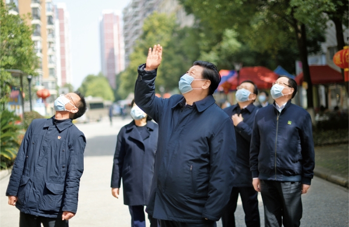 2020年3月10日，中共中央總書記、國家主席、中央軍委主席習(xí)近平專門赴湖北省武漢市考察新冠肺炎疫情防控工作。這是習(xí)近平在東湖新城社區(qū)考察時，向在家隔離居住的居民揮手致意、表示慰問。 新華社記者 謝環(huán)馳/攝