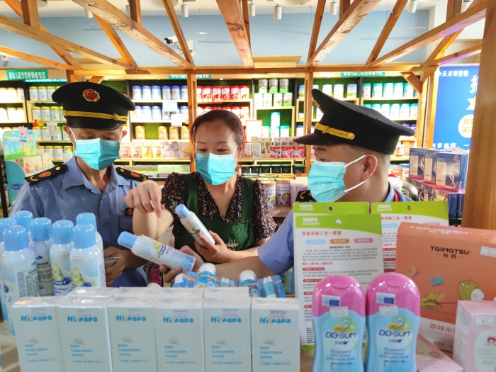 圖為執(zhí)法人員檢查化妝品專柜。