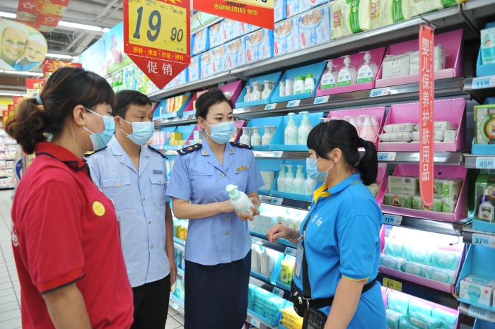 圖為執(zhí)法人員對化妝品進行檢查。