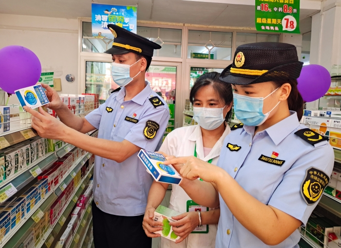 圖為9月6日執(zhí)法人員在一家藥店檢查藥品零售情況。