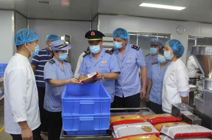 圖為執(zhí)法人員在一家月餅加工廠檢查原料質(zhì)量和進(jìn)貨渠道。