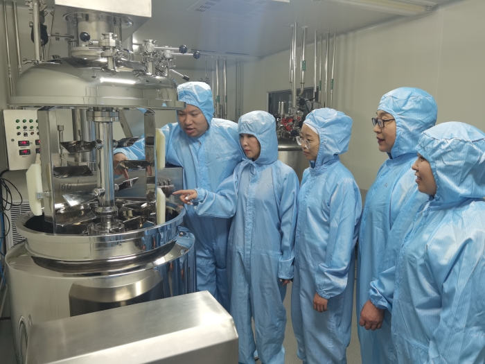 圖為該局執(zhí)法人員在一家企業(yè)化妝品生產(chǎn)車間檢查。