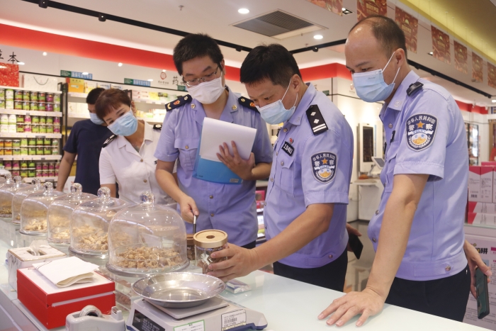 圖為檢查組在一家藥店檢查藥品進貨渠道、儲存、陳列和銷售等重點環(huán)節(jié)。