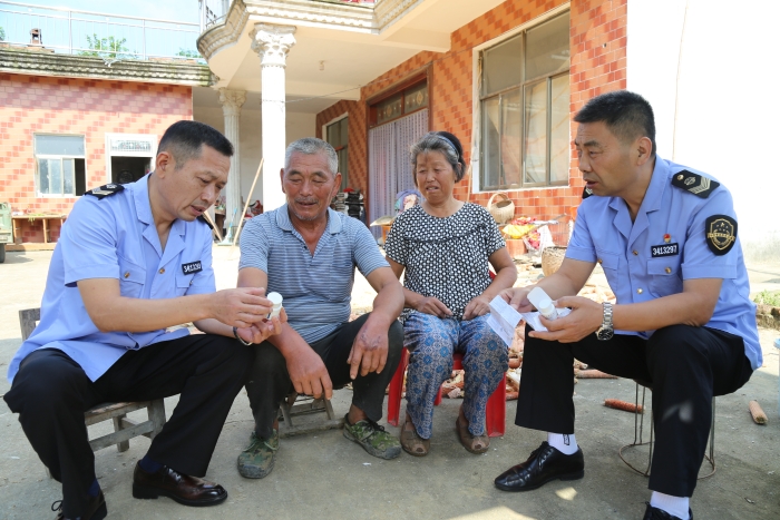 圖為該局會(huì)龍市場(chǎng)監(jiān)管所監(jiān)管人員向群眾宣傳安全用藥常識(shí)。