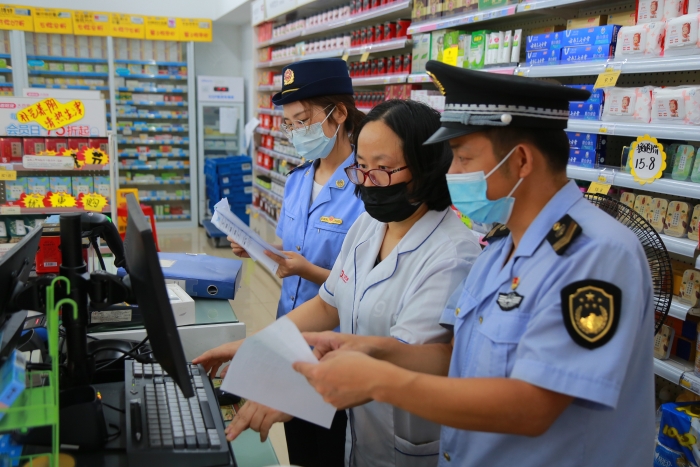 圖為該局琥珀所執(zhí)法人員在一家藥品零售店檢查。
