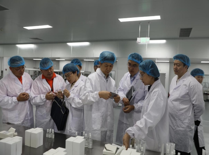 圖為山東省藥監(jiān)局率專家組在企業(yè)調(diào)研。
