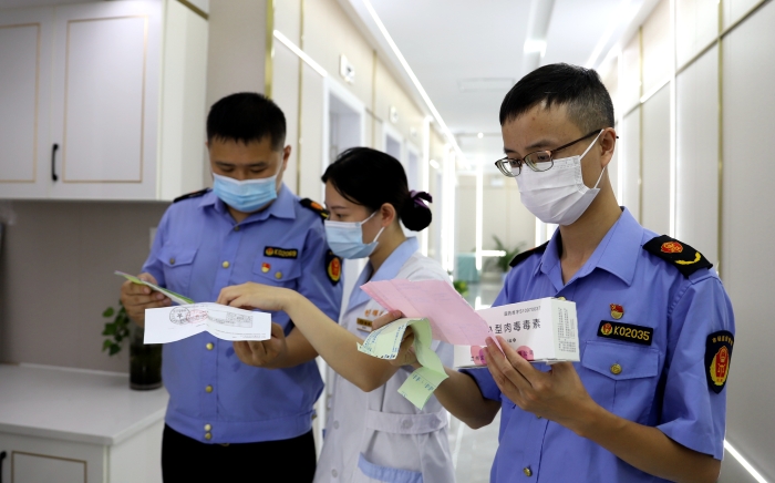 圖為該局執(zhí)法人員對一家醫(yī)療美容機構(gòu)的醫(yī)療器械進行監(jiān)督檢查。