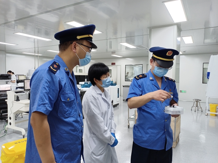 圖為執(zhí)法人員在一家醫(yī)療機構(gòu)檢查新冠病毒檢測試劑使用情況。