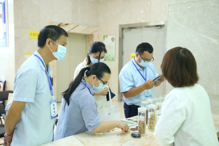 圖為工作人員向市民代表講解中藥材（枸杞、菊花等）真?zhèn)舞b別知識(shí)。