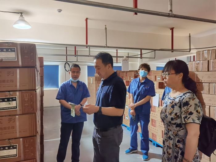 圖為吉林檢查分局在吉林市鹿王制藥股份有限公司開展“大調(diào)研 大走訪”活動(dòng)。（葉陽(yáng)歡攝）