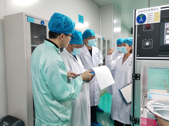 圖為吉林檢查分局在吉林瑞爾康隱形眼鏡有限公司檢查隱形眼鏡生產(chǎn)情況。（葉陽(yáng)歡攝）