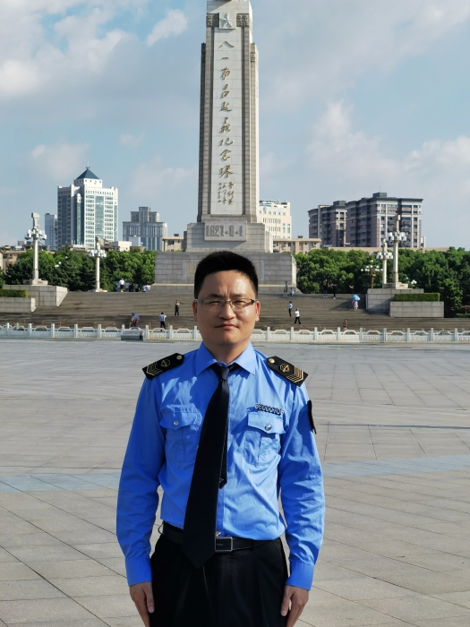 謝二磊，國(guó)家化妝品檢查員，江西省藥品檢查員中心化妝品核查科負(fù)責(zé)人。