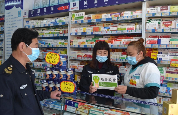 圖為該局工作人員在一家藥品連鎖企業(yè)門(mén)店進(jìn)行檢查。