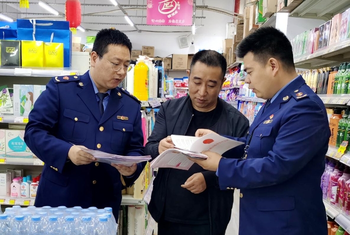 圖為工作人員向化妝品經(jīng)營(yíng)者宣傳《化妝品監(jiān)督管理?xiàng)l例》