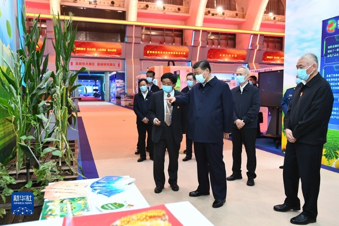 10月26日，中共中央總書記、國(guó)家主席、中央軍委主席習(xí)近平在北京展覽館參觀國(guó)家“十三五”科技創(chuàng)新成就展。 新華社記者 謝環(huán)馳 攝