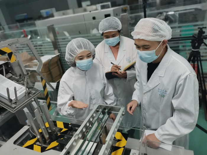 圖為藥品包裝線檢查現(xiàn)場。