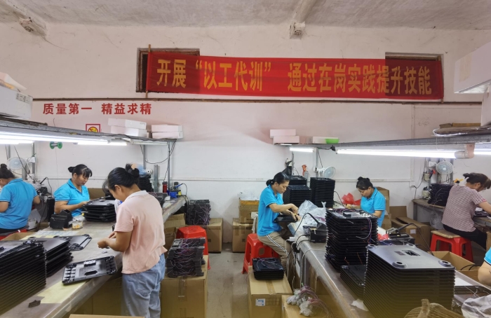 廣西忻城縣遂意鄉(xiāng)遂意村的家庭婦女經過專門培訓，成為醫(yī)療器械生產鏈條上的產業(yè)工人。圖為她們在就業(yè)扶貧車間為人體成分分析儀的前段半成品加工。