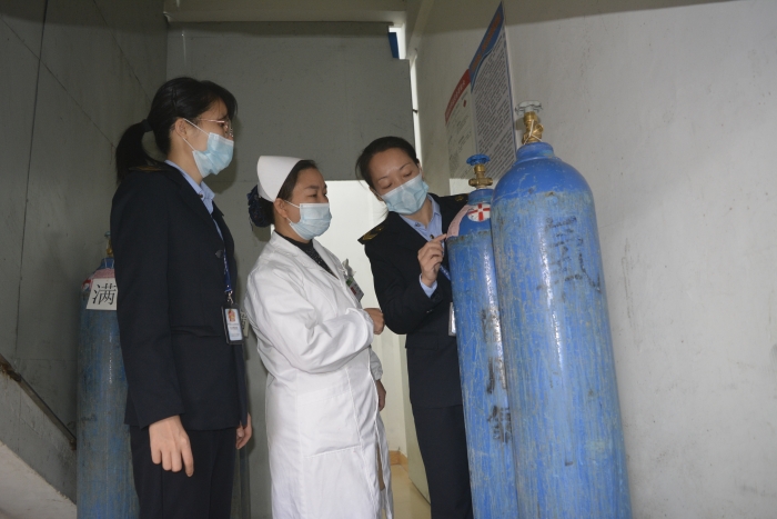 圖為執(zhí)法人員在某醫(yī)療單位檢查醫(yī)用氧。