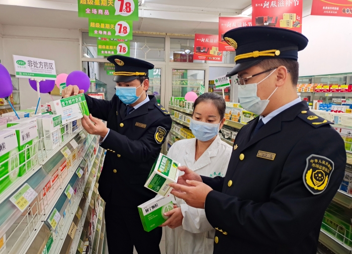 圖為10月5日?qǐng)?zhí)法人員在一家藥店檢查。