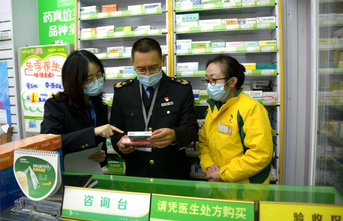 圖為執(zhí)法人員在一家零售藥店檢查特殊藥品銷售情況。