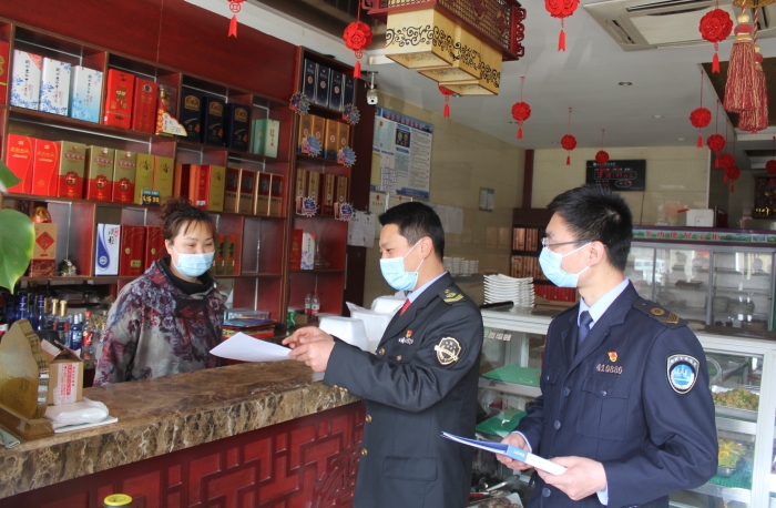 圖為執(zhí)法人員在一餐飲店進行檢查和現場指導。