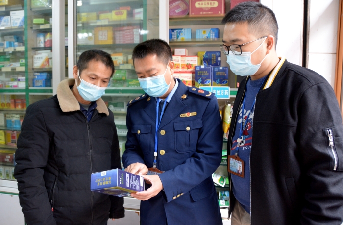 圖為執(zhí)法人員在一藥店檢查“四類藥品”實名登記情況。
