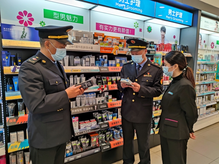 圖為執(zhí)法人員在一家化妝品專賣店檢查。