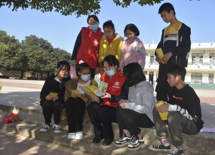 圖為該局志愿者們在燕塘鎮(zhèn)鎮(zhèn)聚義完小對(duì)學(xué)生講解常見家庭用藥知識(shí)。
