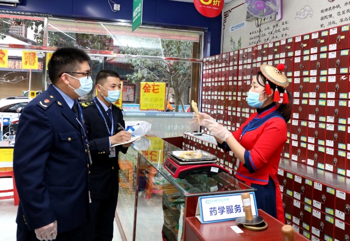圖為監(jiān)管人員深入環(huán)江毛南族自治縣檢查道地藥材質(zhì)量安全。
