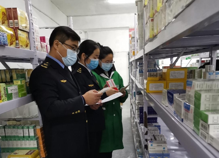 圖為該分局監(jiān)管人員在一家藥品零售連鎖企業(yè)檢查。
