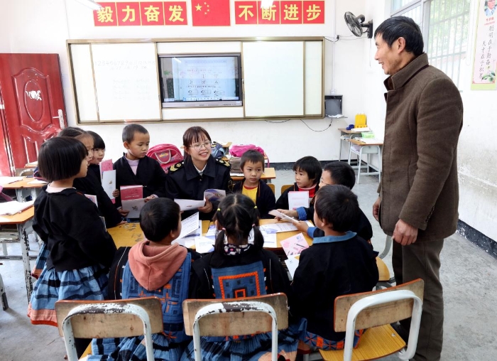 圖為，12月22日，南丹縣市場(chǎng)局組織監(jiān)管人員給八圩瑤族鄉(xiāng)塘浪小學(xué)的師生們傳授藥品安全知識(shí)。
