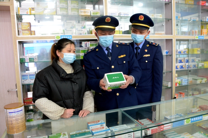 圖為該局石沱鎮(zhèn)市場(chǎng)監(jiān)管所執(zhí)法人員在一家藥店檢查。