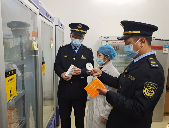 圖為1月5日執(zhí)法人員在一家鄉(xiāng)鎮(zhèn)衛(wèi)生院檢查疫苗質(zhì)量。