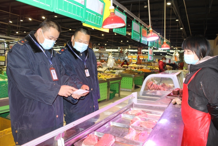 圖為執(zhí)法人員在一家商場(chǎng)檢查肉品相關(guān)手續(xù)。