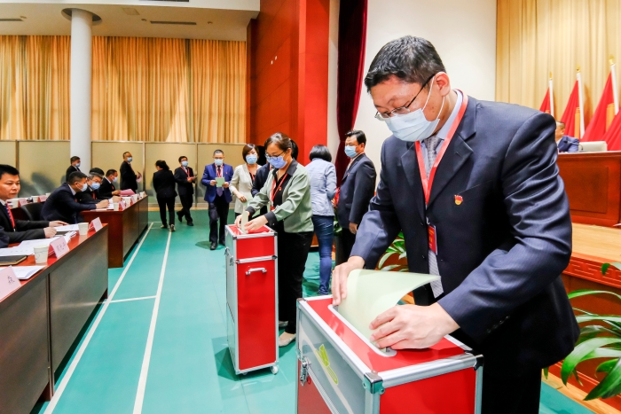 圖為2021年6月16日，中共山東省藥監(jiān)局機(jī)關(guān)第一次代表大會(huì)舉行省局機(jī)關(guān)第一屆委員會(huì)委員和第一屆紀(jì)律檢查委員會(huì)委員選舉投票。