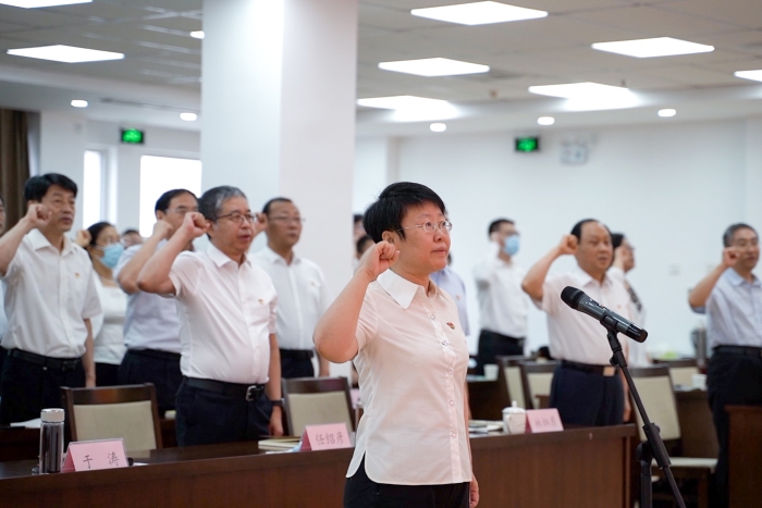 圖為2021年7月1日，山東省藥監(jiān)局組織黨員觀看慶祝中國(guó)共產(chǎn)黨成立100周年大會(huì)并進(jìn)行集體宣誓。